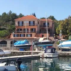Apartments Dora, with a beautiful view of the bay, near the sea and center