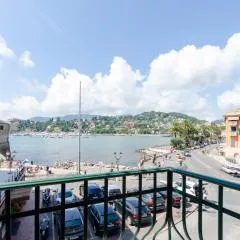 Alla Casa Rosa al Mare, Central Seafront Stay with Free Private Garage, Air Conditionig, Wi-Fi, ideal choice for a relaxing and exciting coastal escape