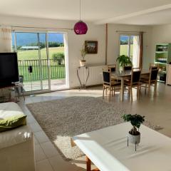 Grande maison vue sur lac à Pelleautier très calme