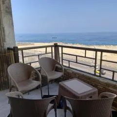 شقه مميزه علي البحر مباشره للعائلات فقط ميامي اسكندريه