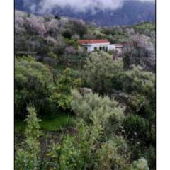 Cottage near the mountains away from crowd