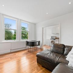 Aisiki Stays Apartments at Ealing, 2-Bedroom & 1-Bathroom Flat, King or Twin Beds with FREE WiFi & PARKING