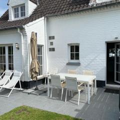 Vakantiehuis in modern begijnhof, 7 min van strand