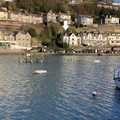 Modern House in Looe, Near Beach and Bars with Great Views and free access to a nearby Indoor Swimming Pool