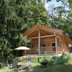 Blockhaus Chalet mit beheizbarem Badefass und Infrarotsauna auf der Terrasse