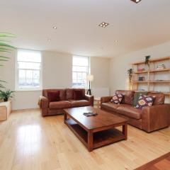 ALTIDO Spacious 2 bed,2 bath flat, free parking and rooftop terrace