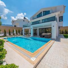 Luxury 4-Bed Villa with private pool and Jacuzzi
