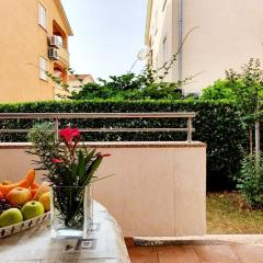 Apartment Conty with terrace and garden