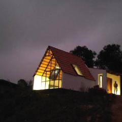 Farmstay in ചില്ലുകൂടാരം at Les Domki et al.