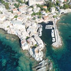 Une grande terrasse sur la mer