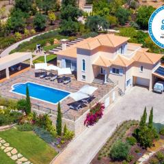 Stunning villa, heated pool, pool bar, sea views