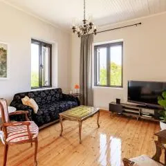 Mansion of 120 m2, with high ceilings and big yard