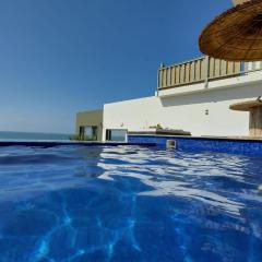 Maison de plage avec piscine et vue sur mer