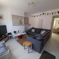 'Pavilion Cottage' next to Gorleston beach with sea views - pet friendly!