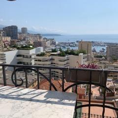 Plein coeur de Monaco, à 300 mètres à pied du port de Monaco, 4 pièces, escaliers vue mer.