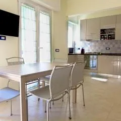 Pietra Home, posto auto, AC ,WIFI, 150mt dal mare