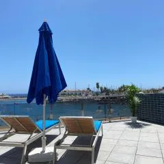 Billy's Beachfront Apartment with pool access