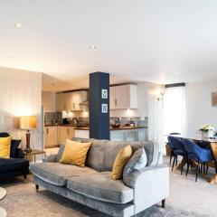 Beautiful 3 bedroom apartment by the Sea