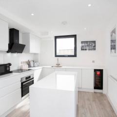 2 Bedroom Penthouse - large balcony - Minster view