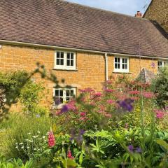 Cotswolds Cottage Ilmington with Wood Burning Stove & BBQ - pet friendly