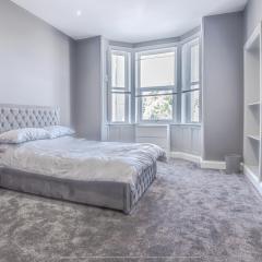 4 Bed-Sleeps 8- Free Parking-Pets-Hot Tub