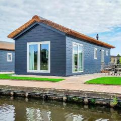 Beautiful Home In Giethoorn With 2 Bedrooms And Wifi