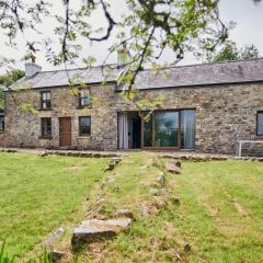 Wildhaven- Idylic rural farmhouse with log burner and countryside views
