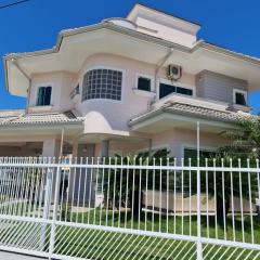 Casa Rosa com 7 quartos - Edícula completa a 150 metros da Praia