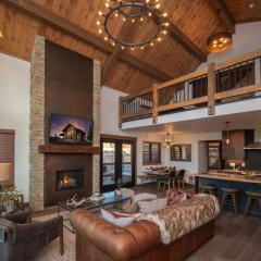 Slice of Heaven just steps from Lake Estes! Indoor Outdoor Fireplace and Jacuzzi