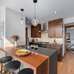 Gorgeous Views! Two large Patios, Jacuzzi, Indoor Outdoor Fireplace