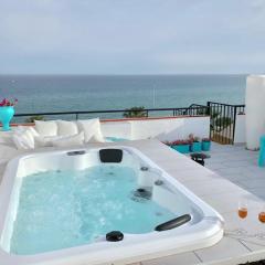 Beachfront Penthouse - Heated Jacuzzi, BBQ & Bikes