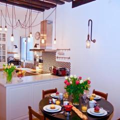 FULLY RENOVATED very quiet charming 2bed/2bath flat in the Marais sleeps up to 4