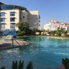 Swimming pools Apartment in Ocean Village - 2 bed 2 bath Rock view