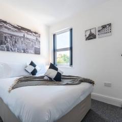 WGcDDE Large 3 Bedroom House - Close to MKM Stadium & A63 - Garden