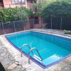 Lindas suítes a uma quadra da praia e centro