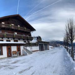 Ferienhof-Oberer-Gollmitzer-2-5-km-oberhalb-von-Heiligenblut-ruhige-sonnige-Lage-Glocknerblick