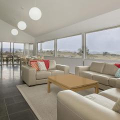 Manna Tree Farm - Modern 3BR House on 100 Acres l Mountain Views l WiFi l BBQ l Wood Fire