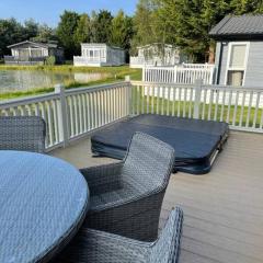 Bramble Lodge with Hot Tub