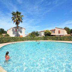 Cozy Home In Aigues-mortes With Kitchen