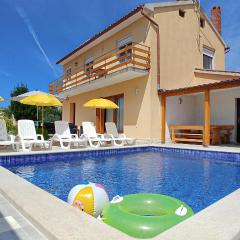 Amazing Home In Muntic With 3 Bedrooms, Wifi And Outdoor Swimming Pool