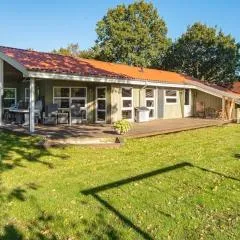 8 person holiday home in Glesborg-By Traum