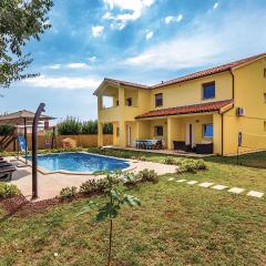 Cozy Home In Medulin With Kitchen