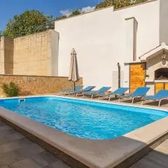 3 Bedroom Lovely Home In Makarska