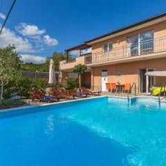 Nice Home In Prolozac Donji With 4 Bedrooms, Wifi And Outdoor Swimming Pool