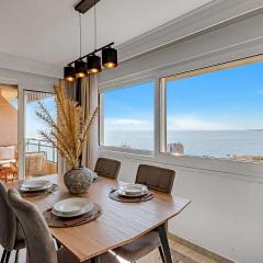 Stunning sea and mountains views close to the beach !