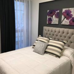Suite in San Telmo dormitorio en suite con dos baños y balcon a la calle