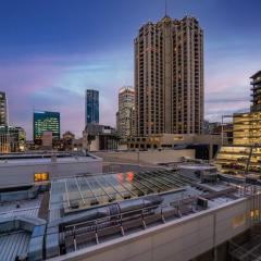 Chic and Spacious CBD Loft - 2 Beds City Views