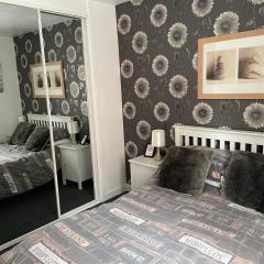 2 Bed Flat - Sleeps 3 - Parking - Wifi
