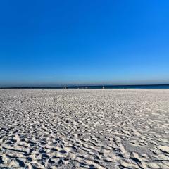 Coastal Sea Side Townhome - Walk to Beach!