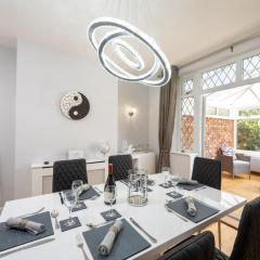 Mulberry House - Luxurious and Modern 4-Bed in Solihull near NEC,JLR, Airport, Resorts World, HS2